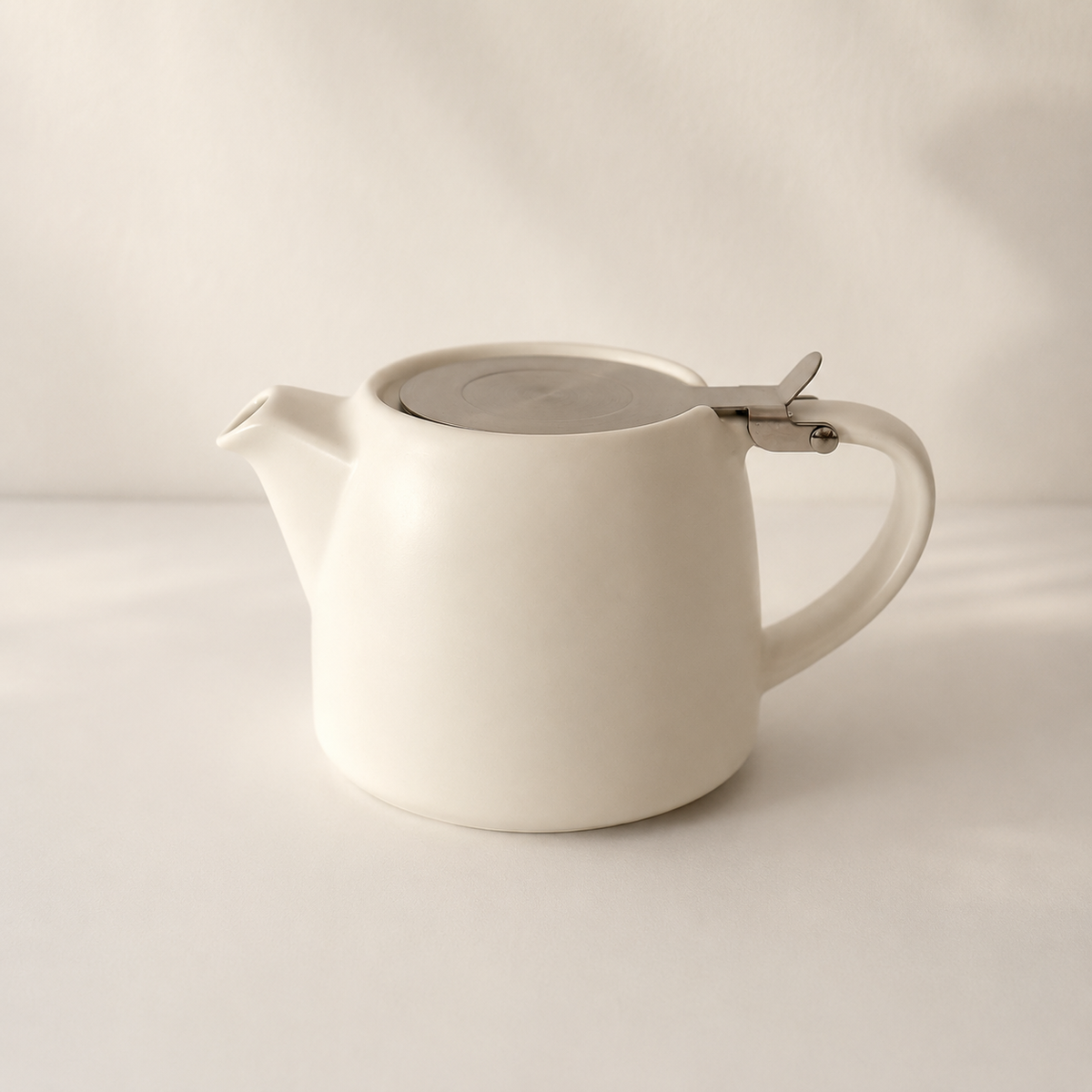 Bule de chá em cerâmica creme, tampa em metal — Grande